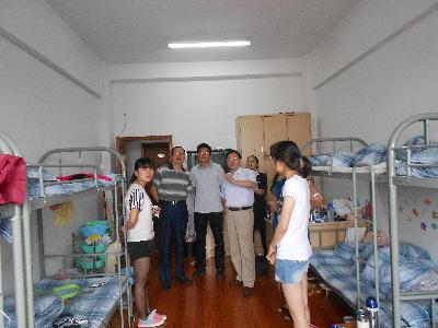 院领导们视察实习生宿舍，了解同学们的住宿及实习情况